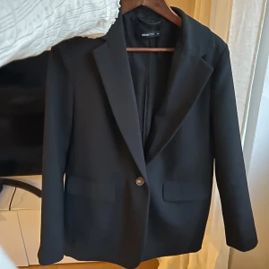 Svart Oversized kavaj  - Inga defekter, endast använd 2-3 gånger. 