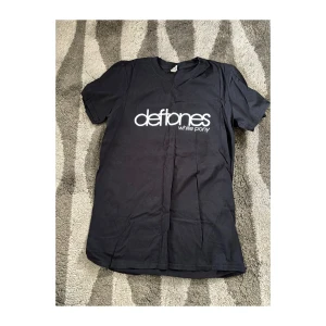 Deftones T-shirt - Begagnad Deftones merch i storlek S. Defekter: Sprucket tryck (syns på bilderna), därav priset, annars inga övriga. SAMFRAKTAR om du köper flera varor samtidigt! 📦