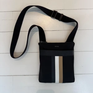 Hugo Boss Axelremsväska - Köpt för 1199kr, först till kvarn🙌🏻