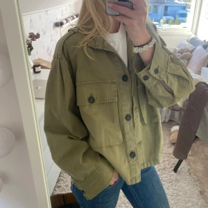 Militärgrön vårjacka - Militärgrön vårjacka från Zara i superfint skick, i storlek S.