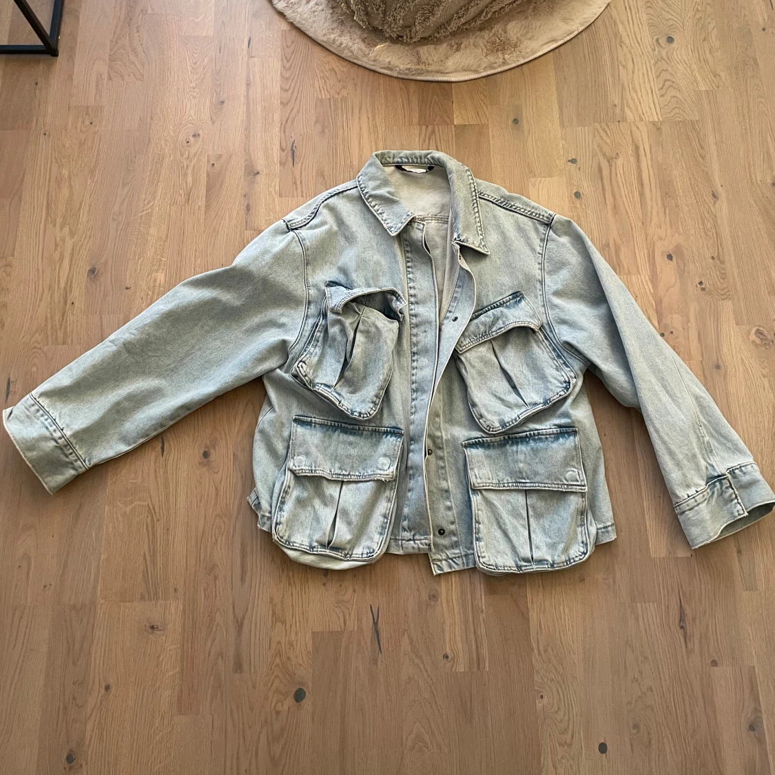 Blå jeansjacka med fickor - 1