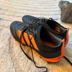 Adidas Copa Fotbollsskor - Säljer ett par Adidas Copa fotbollsskor i svart och orange. Bra skick. Storlek 40 2/3.