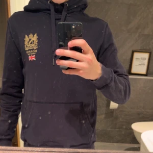 Morris hoodie  - Säljer en snygg mörkblå hoodie från Morris med en broderad logga, perfekt för en avslappnad stil.  Säljer så den blivit lite liten och inte kommer till användning längre. Även på denna tröja går priset att diskutera!