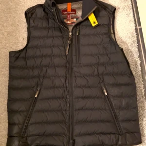 Svart dunväst från Parajumpers - Snygg svart dunväst från Parajumpers med dragkedja och praktiska fickor. Bra skick. Nypris är runt 4000. Tveka inte på att höra av dig om du har några frågor eller funderingar. 