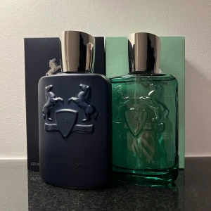 Parfums de Marly bundle - Säljer en Parfums de Marly bundle som innehåller Greenley och Layton. Två fantastiska dofter. Båda parfymerna kommer i varsin 30ml glasflaska totalt 60ml. 60ml = 820-900 spray. Glaskflaskan är högkvalitativ glas "anti leach" funktion. Parfymen överförs med en steril spruta för att bibehålla doftens kvalitet. Skriver ut etiketter till parfymerna så de ser bättre ut i skåpet;) 