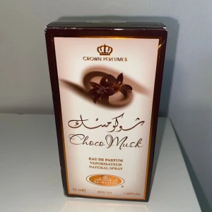Choco Musk Eau de Parfum från Al-Rehab - Choco Musk Eau de Parfum från Crown Perfumes är en doft med en söt och varm karaktär. Förpackningen är elegant med bruna och vita toner och pryds av en blomma. Flaskan innehåller 50 ml och har en koncentration på 80% volym.