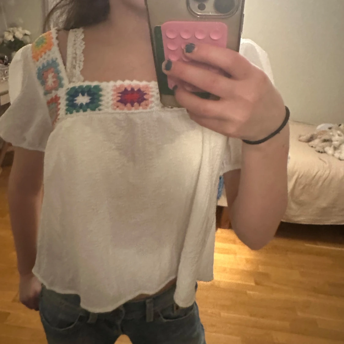 Vit blus med färgglada detaljer