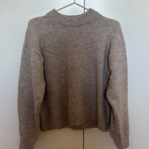 Beige stickad tröja från H&M - Mysig beige stickad tröja från H&M i storlek XS. Perfekt för sommarkvällar. Den är lite nopprig
