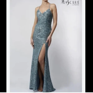 BALKLÄNNING - Säljer nu min super fina balklänning från Mascara London i en superfin blå/grön färg! Klänningen är köpt på cargoclothing för 4100 och är i super fint skick, använd 2 gånger! Det är jag på andra bilden. Uppsydd för någon som är runt 163, går att ta upp och få längre (175)  KAN TÄNKA MIG ATT GÅ NER I PRIS VID SNABB AFFÄR!!!