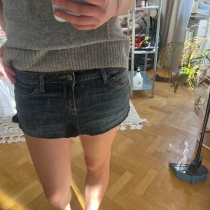 Mörkblå jeans kjol från Arizona Jeans - Säljer ett par mörkblå jeans kjol från Arizona Jeans. De är lågmidjade med klassisk femficksdesign och har en knapp och dragkedja framtill. Perfekta för sommardagar! 🌞