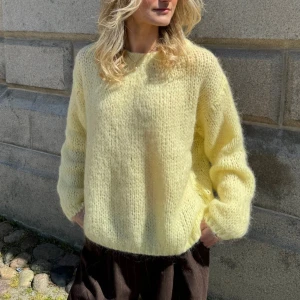 Gul stickad tröja - Säljer en mysig gul stickad tröja från Design By Si❤️ har använts två gånger. Nypris 490kr.