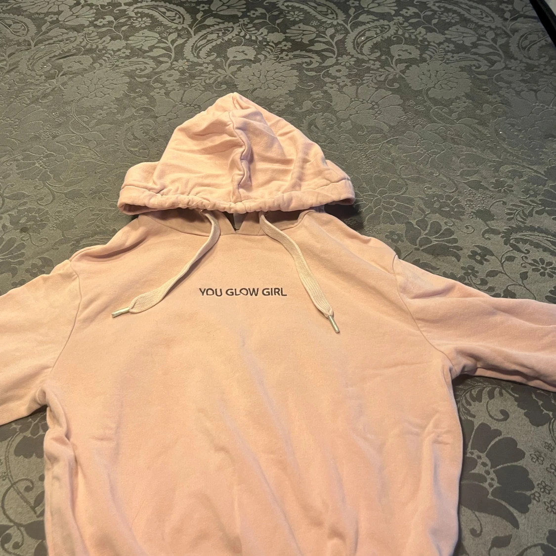 Rosa hoodie med text - 1