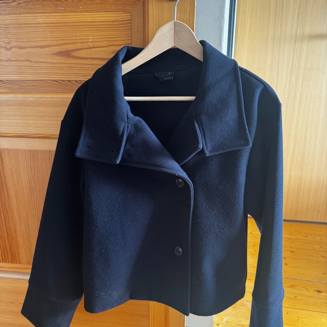 Mörkblå kappa från Gina