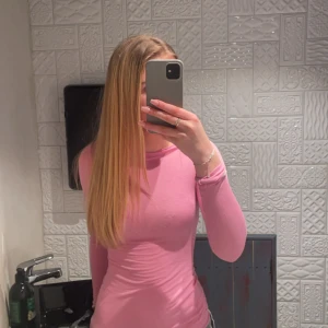 Rosa intimissimi tröja - Säljer en rosa långärmad tröja från intimissimi. Väldigt bra skick och inga defekter!!