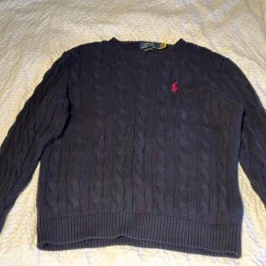 Stickad Ralph Lauren tröja - Tjena! Säljer min stickade tröja från Ralph Lauren då den är alldeles för stor för mig, aldrig använt den. Tyvärr har jag inget kvitto eller liknande kvar, nypris på dessa tror jag ligger runt 2300 kronor. Inga defekter. Om du har några funderingar eller bekymmer är det bara att skicka ett meddelande!🙌