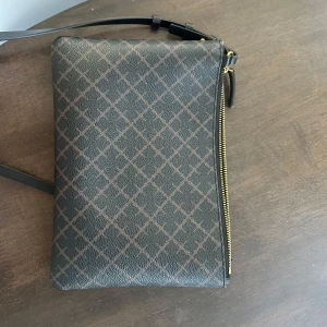 Malene Birger väska  - Sparsamt använd men finns lite fläckar inuti väskan, dustbag medföljer 