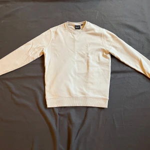 Beige tröja från Lyle & Scott - Säljer en beige tröja från Lyle & Scott. Storlek s.