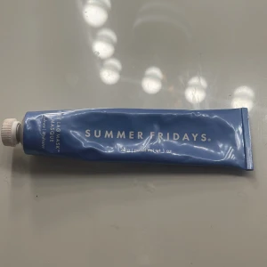 Jet Lag Mask från Summer Fridays - En återfuktande ansiktsmask i en blå tub från Summer Fridays. Perfekt för att ge huden en boost av fukt och lyster. Tuben är smidig och lätt att använda, idealisk för resor eller en snabb uppfräschning.