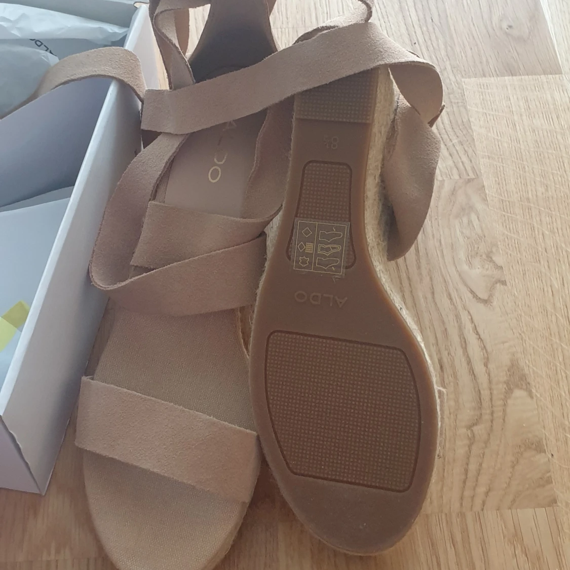 Beige kilklackssandaler från Aldo - 3