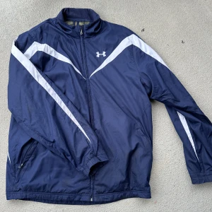 Vintage höstjacka - BILLIGARE VID SNABB AFFÄR🚨 Rare Vintage under armour jacka perfekt till hösten! Riktigt fet. 7/10 skick dragkedjan kan va lite knas ibland.