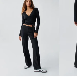 Svarta kostymbyxor - Snygga svarta kostymbyxor med en bootcut-stil. Byxorna har en klassisk design med hällor för bälte och en elegant passform. Perfekta för en stilren look. De är helt nya bara använda en endaste gång utan prislapp kvar, inget tecken på användning!! Ordinarie pris 400, säker för 349!! Säljer eftersom de inte passade i storlek