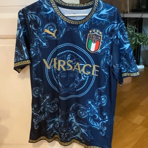 Blå fotbollströja med mönster - Tja säljer nu min Italien fotbollströja, den är i storlek S och aldrig använt, perfekt till sommaren! så skick 10/10, lappar och allt kvar  bara att höra av er! 