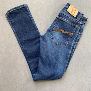 Blå jeans från Nudie Jeans - Feta Nudie jeans! Storleken är W25 L32 fast midjan passar på större storlekar. Priset kan vara diskuterbart. Skriv PM vid frågor!