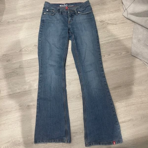 lågmidjade bootcut - storlek 32 tror jag och dom passar perfekt på mig som är 158 i längden skulle säga att den passar en xs/ xxs