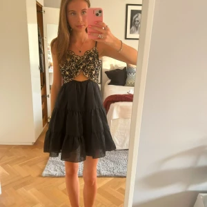 Sandro klänning  - Säljer nu denna helt otroligt fina klänningen från Sandro💓 köpt på nk i Stockholm för 3299kr. Den är endast använd vid två tillfälle så precis som ny. Strl xs! Jag är 168 cm lång🫶🏻 Klänningen är slutsåld överallt☺️
