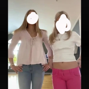 Ljusrosa blus från Odd Molly - Säljer en stilren ljusrosa blus med trekvartsärm. Perfekt för en avslappnad look eller att klä upp med accessoarer. Toppen har en smickrande passform och är tillverkad i ett mjukt material. Från Odd Molly i jättefint skick!🥰