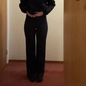 kostymbyxor från madlady - Snygga svarta kostymbyxor från madlady. Dem är S, längden är regular.💕