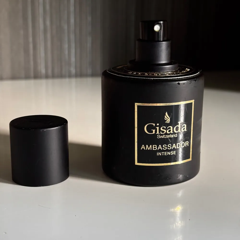 Väldigt långvarig maskulin doft som är väldigt lik Diors Sauvage Elixir. Minst 45ml kvar. . Perfume.