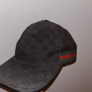 Svart keps från Gucci - Snygg svart Gucci keps. Sällan man ser äkta nuförtiden. Passa på. Pris kan diskuteras. 