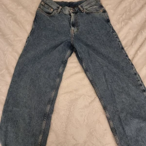 Blå jeans från Sweet Skateboarding Company - Säljer ett par sweet SKTBS jeans "big skate" med en avslappnad passform. Ord: Pris 700kr. Aldrig använts därför säljer jag dem. Stor I storleken.