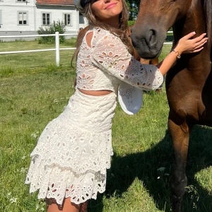 Vit spetsklänning med volanger - Säljer min såå vackra vita klänning i spets med volanger och trekvartsärmar. Perfekt till studenten🥂🥂                  Endast använd en gång så i jätte fint skick!