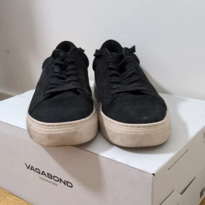 Svarta sneakers från Vagabond - Snygga svarta sneakers från Vagabond med en stilren design. Säljer för att dem använda inte. De är tillverkade i mocka och har en vit sula som ger en fin kontrast. Perfekta för en avslappnad stil.Litet svart märke. Box följer med.