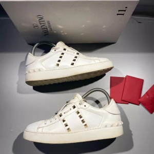 Valentino Skor - Hej! Säljer nu mina skor från märket Valentino, storlek 37.5, bra skick box ingår. Givetvis äkta, Tveka inte på att höra av dig om du har frågor eller funderingar kring skorna!