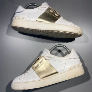 Valentino Open  - Hej! Säljer nu mina skor från märket Valentino, storlek 38, bra skick . Givetvis äkta, Tveka inte på att höra av dig om du har frågor eller funderingar kring skorna!