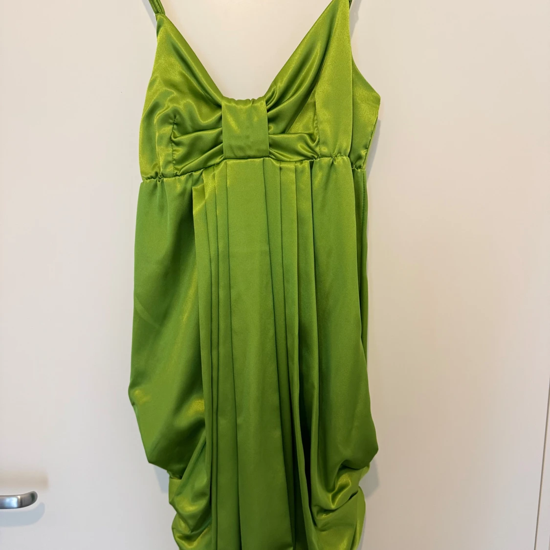 Grön axelbandslös klänning - 1