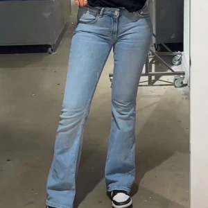 Blå bootcut jeans - Snygga ljusblå bootcut jeans med låg midja från lager 157. Modellen är ”Low boot”. Nypris 400. Perfekta för en avslappnad stil med en modern twist. De har en klassisk femficksdesign och är tillverkade i ett bekvämt denimtyg.