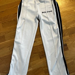 Vita Palm Angels Byxor - Palm Angels Byxor använda flera gånger och är lite slitna 