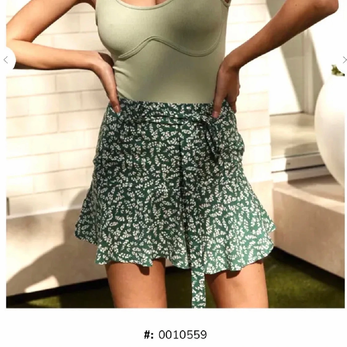 Grön blommig kjol med knytband