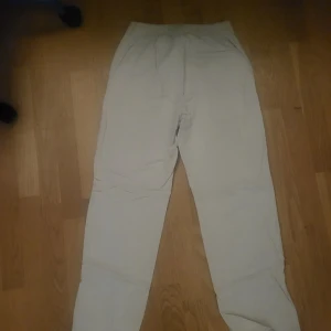 Beige linnebyxor från Kappahl - Säljer ett par bekväma och snygga linnebyxor från Kappahl i beige färg. Perfekt nu när våren och sommaren är runt hörnet. Storleken står som 164 men passar även S mycket bra. Skicket är mycket bra då byxorna bara använts några enstaka gånger. Priset är diskuterbart, så kontakta gärna!