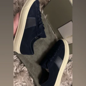 Tom Ford Skor - Elegenta Tom ford cambridge i en Vacker marinblå nyans⚜️ Skick: 9,9/10🧮 Inkluderat: Box, 2 Dustbags, Skor, kort♦️ Pris: 3999🎗️ Storlek: 43♣️ Snabbaffär = priset sänks-SERIÖSA BUD🔓