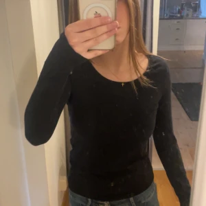 Svart långärmad topp från 157 - Säljer en stilren svart långärmad topp från 157. Perfekt för en enkel och klassisk look. Toppen har en rund halsringning och är gjord i ett mjukt material som känns skönt mot huden.💕