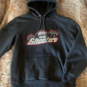 Trapstar Shooters Hoodie - Säljer nu en Trapstar Shooters Hoodie i mycket bra skick, knappt använd. Storlek L men kan gå för M okså, priset kan diskuteras.
