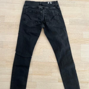 Dondup jeans - Snygga svarta dondupjeans i modellen George!  