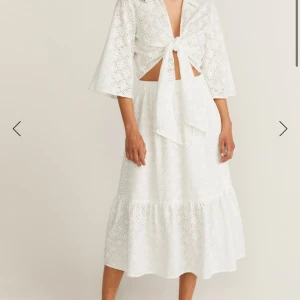 Vit kjol från Dobber - Säljer en vit kjol från Dobber i storlek XS. Kjolen är dekorerad med spetsdetaljer och har en volangkant nedtill. Ny pris är 699kr.Perfekt för sommarens alla tillfällen!☀️🌺