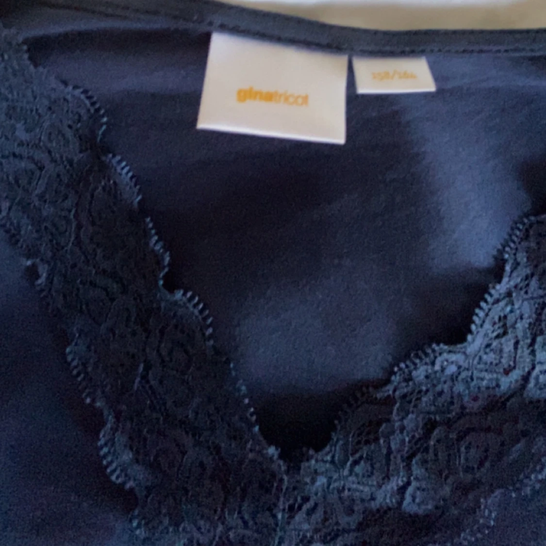 Mörkblå topp med spetsdetaljer från Gina Tricot - 2