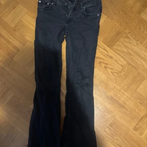 Svarta lågmidjade bootcut jeans från 157 - Snygga svarta lågmidjade bootcut jeans från 157. skriv om ni vill se dem på